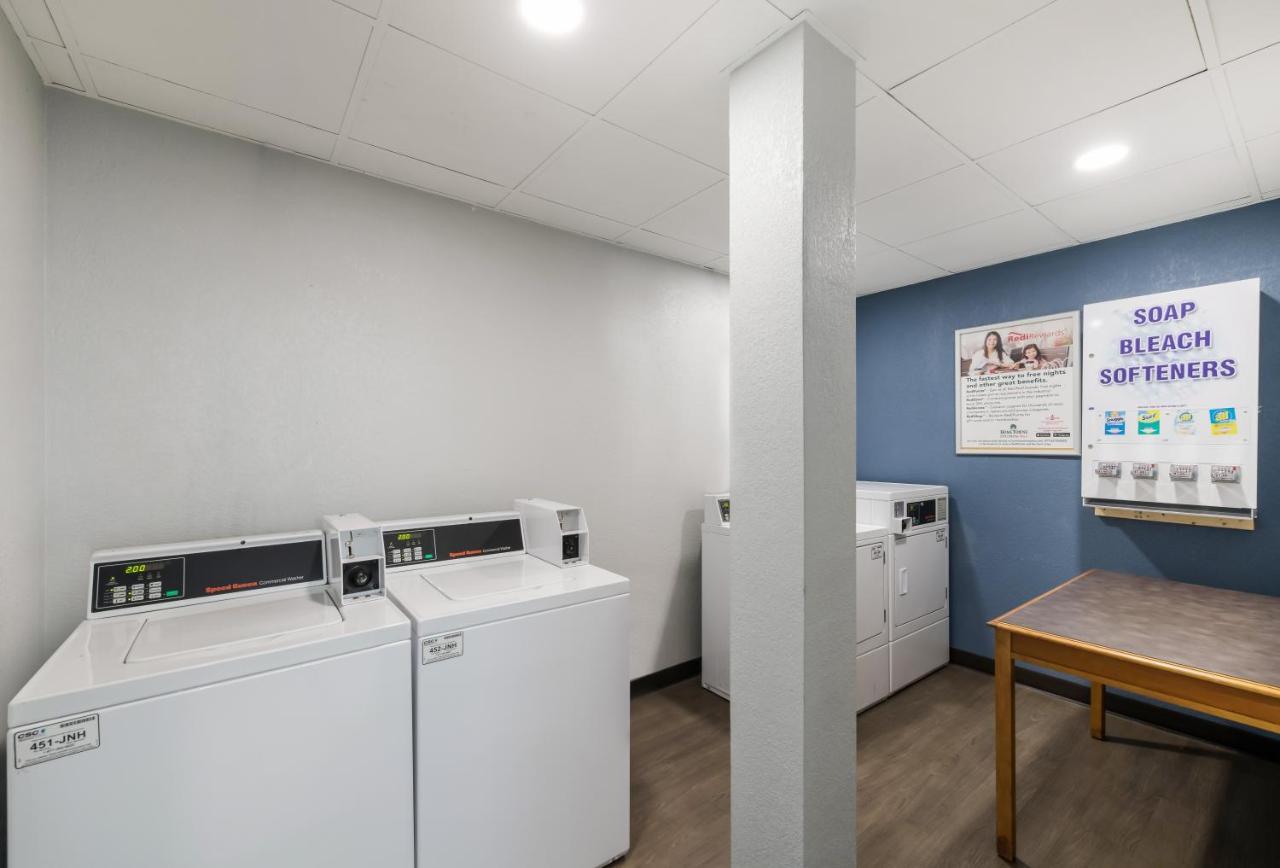 Hometowne Studios By Red Roof Newport News - Hampton West 외부 사진