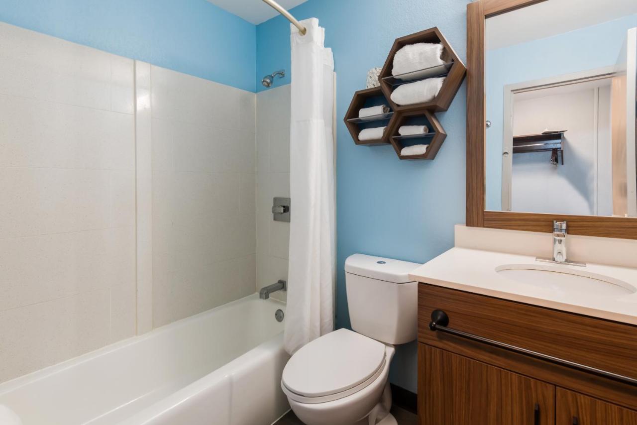 Hometowne Studios By Red Roof Newport News - Hampton West 외부 사진