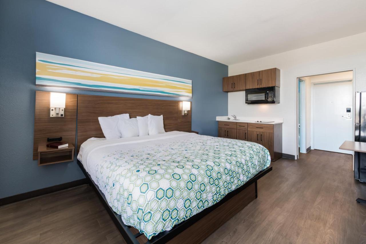 Hometowne Studios By Red Roof Newport News - Hampton West 외부 사진